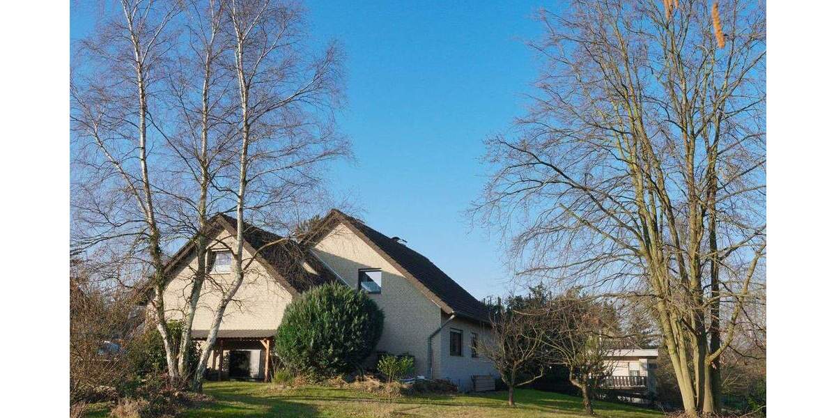 Freistehendes Zweifamilienhaus mit großem Grundstück 7 zimmer