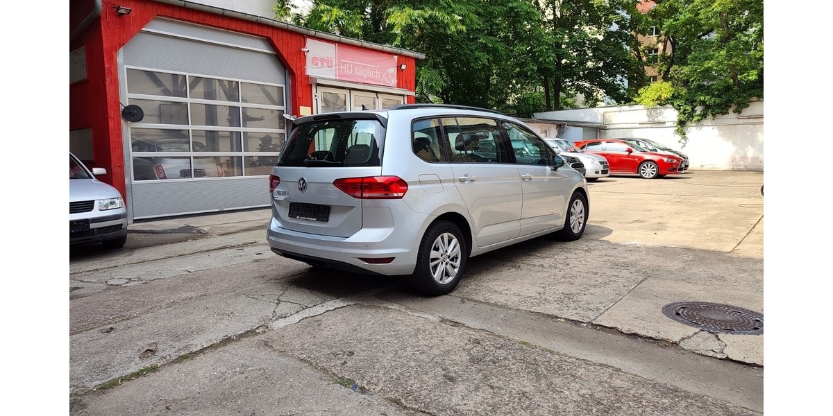VW Touran Autom. Navi AHK 7 Sitze Comfortl. ACC BMT 72.050 km 21.800 &euro; Berlin 10247