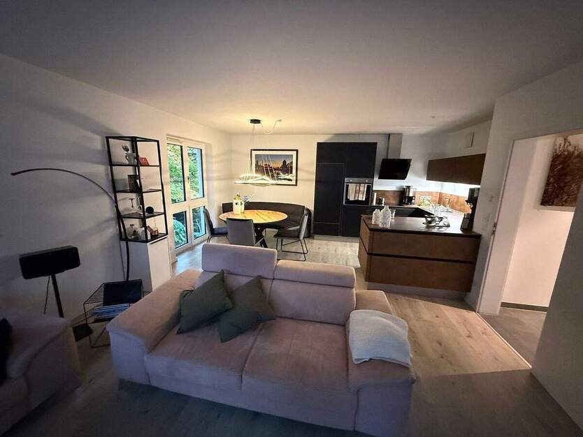 helle 3-Zi- Wohnung 1.OG mit großzügigem Balkon und Stellplatz 3 zimmer