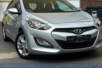 Hyundai i30 FIFA World Cup Edition*NAV*SHZ*StandH*R-CAM* 49.964 km 9.990 &euro; Berlin 13187