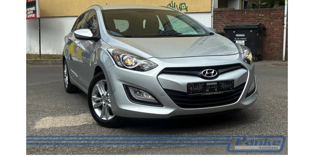 Hyundai i30 FIFA World Cup Edition*NAV*SHZ*StandH*R-CAM* 49.964 km 9.990 &euro; Berlin 13187