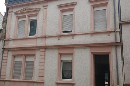 Haus mit drei Wohnungen in zentraller Lage zum Verkauf