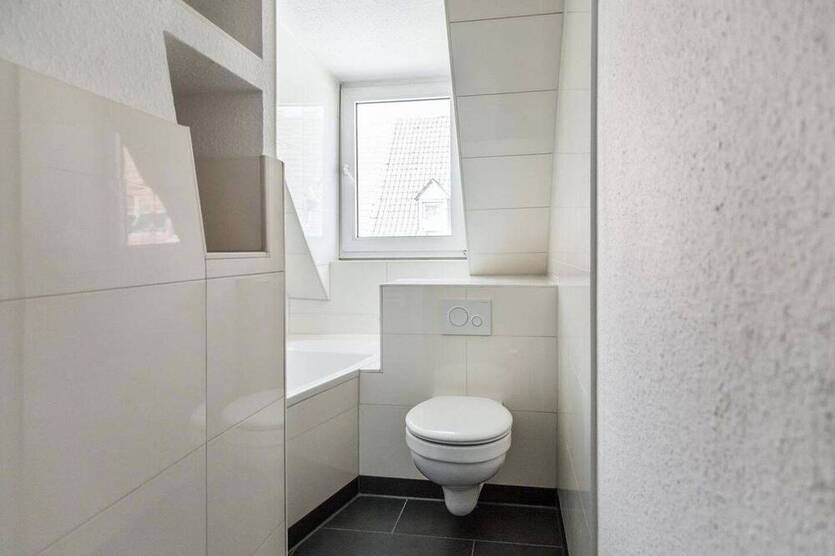 schöne, gut-geschnittene, renovierte 2-Zimmerwohnung zu vermieten