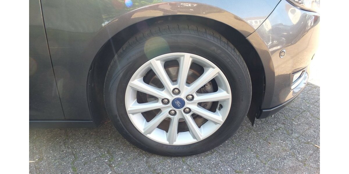 Ford Focus TITANIUM NAVI KLIMAAUTOMATIK EINPARKHILFE 134.288 km 7.798 &euro; Köln 50858