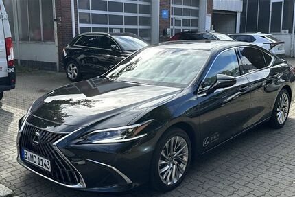 Lexus ES 300 8.000 km 54.950 € Berlin 13403