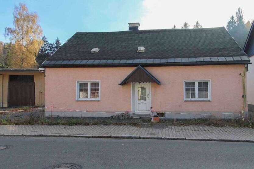 Haus zum Kaufen in Neuhausen 58.500 € 148.23 m²