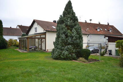 Älteres Landhaus mit großem Garten in schöner Ortslage u. U. auch für Bauträger geeignet 5 zimmer