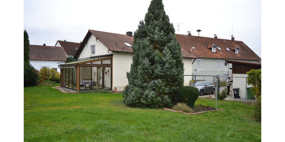 Älteres Landhaus mit großem Garten in schöner Ortslage u. U. auch für Bauträger geeignet 5 zimmer