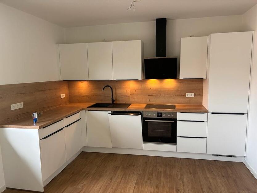 4 Zimmer Wohnung 1.OG Küche und Badmöbel, helle und ruhige Lage
