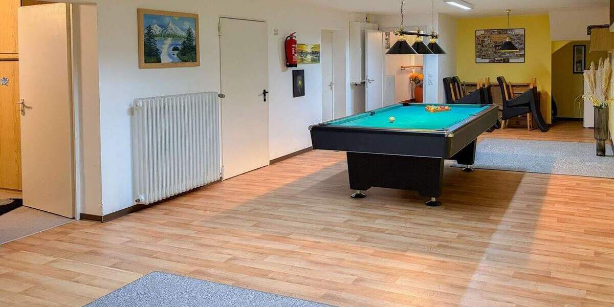 *RESERVIERT* Repräsentativer Flachdach-Bungalow in hervorragendem Zustand mit uneinsehbarem Grundstück und Garage! 5 zimmer