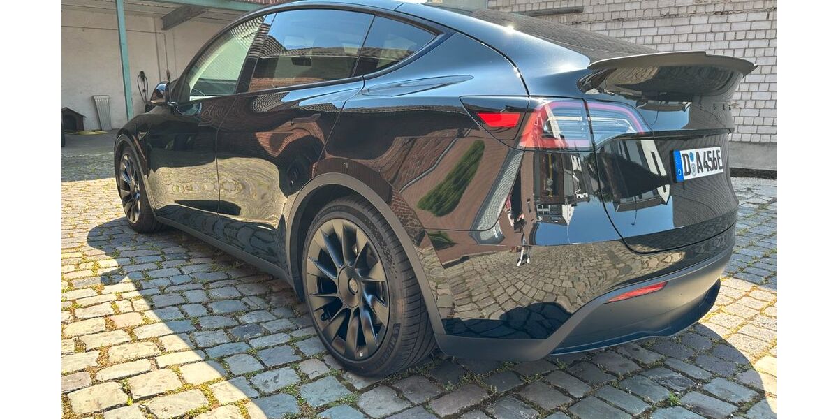 Tesla Model Y 15.487 km 39.900 &euro; Düsseldorf 40221