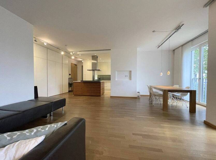Moderne hochwertige Fünf-Zimmer-Wohnung mit Balkon