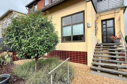 Ihr Platz für die Zukunft: Vielseitiges und geräumiges Zweifamilienhaus in gefragter Lage 6 zimmer