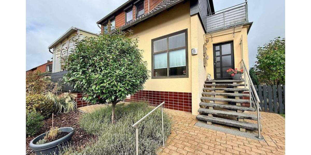 Ihr Platz für die Zukunft: Vielseitiges und geräumiges Zweifamilienhaus in gefragter Lage 6 zimmer