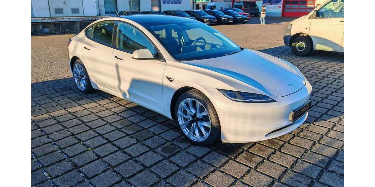 Tesla Model 3 3.679 km 47.970 &euro; Braunschweig 38112