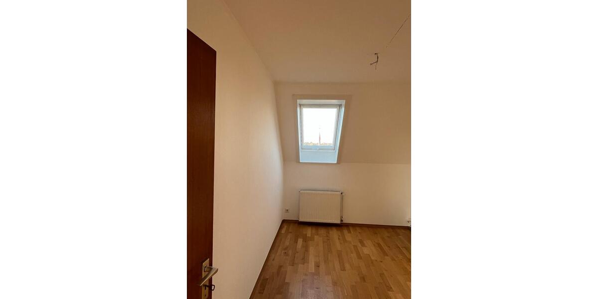 Dachgeschoßwohnung Voerde (Niederrhein) - 3.5 Zimmer, 98 m&sup2;, 750&euro; | Angebot:24829747