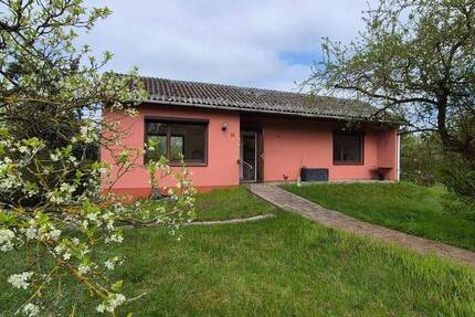 Direkt am Elbdeich * Kleiner, feiner Bungalow auf großem Grundstück mit EBK, Kamin und Garage - Haus Höhbeck Vietze | Angebot:26346898