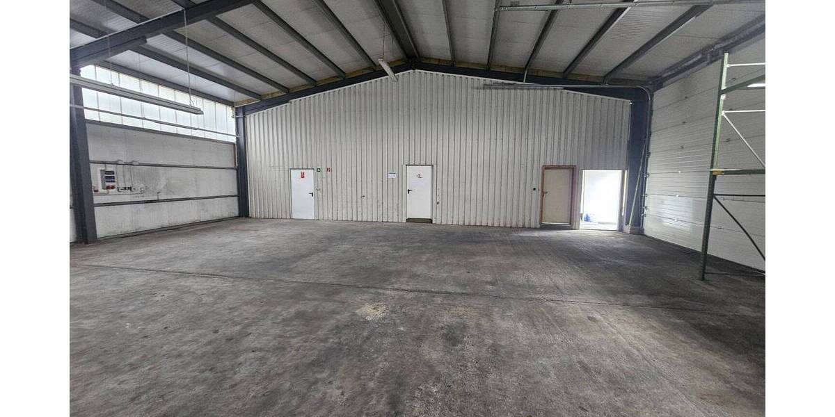 Pfeilerfreie Lagerhalle mit 2 Rolltoren, Büro, Lager, Teeküche, WC & zusätzl. Freifläche zimmer