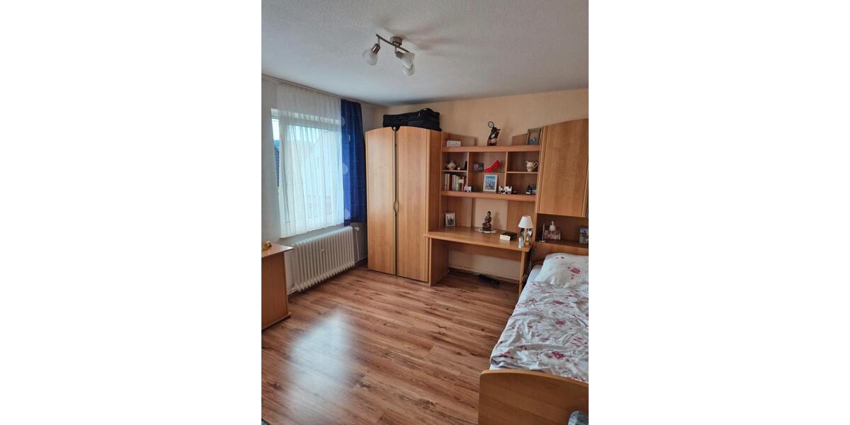 Vermietung: Gepflegte DHH mit drei eigenständigen Wohneinheiten. 7 zimmer