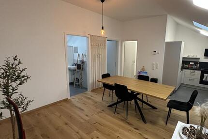 Dachgeschoss mit Weitblick – 2 Zimmer, Einbauküche & Ankleide zimmer