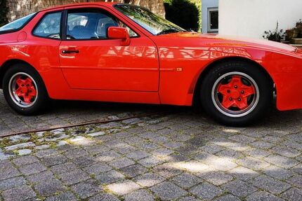 Porsche 944