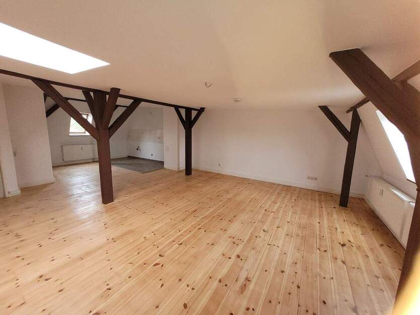 Frisch renovierte Wohnung im Dachgeschoss sucht neuen Mieter. 2 zimmer