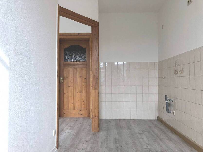 Gepflegte Zwei-Zimmer-Wohnung mit BalkonEinbauküche im Mietpreis enthaltenTageslichtbad zentral gelegen am Fuße der Augustusburg