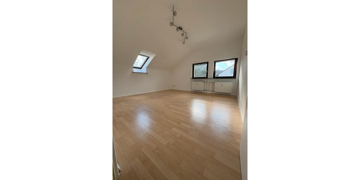 Dachgeschoßwohnung Hofheim am Taunus - 3.5 Zimmer, 68 m&sup2;, 1.300&euro; | Angebot:25520130