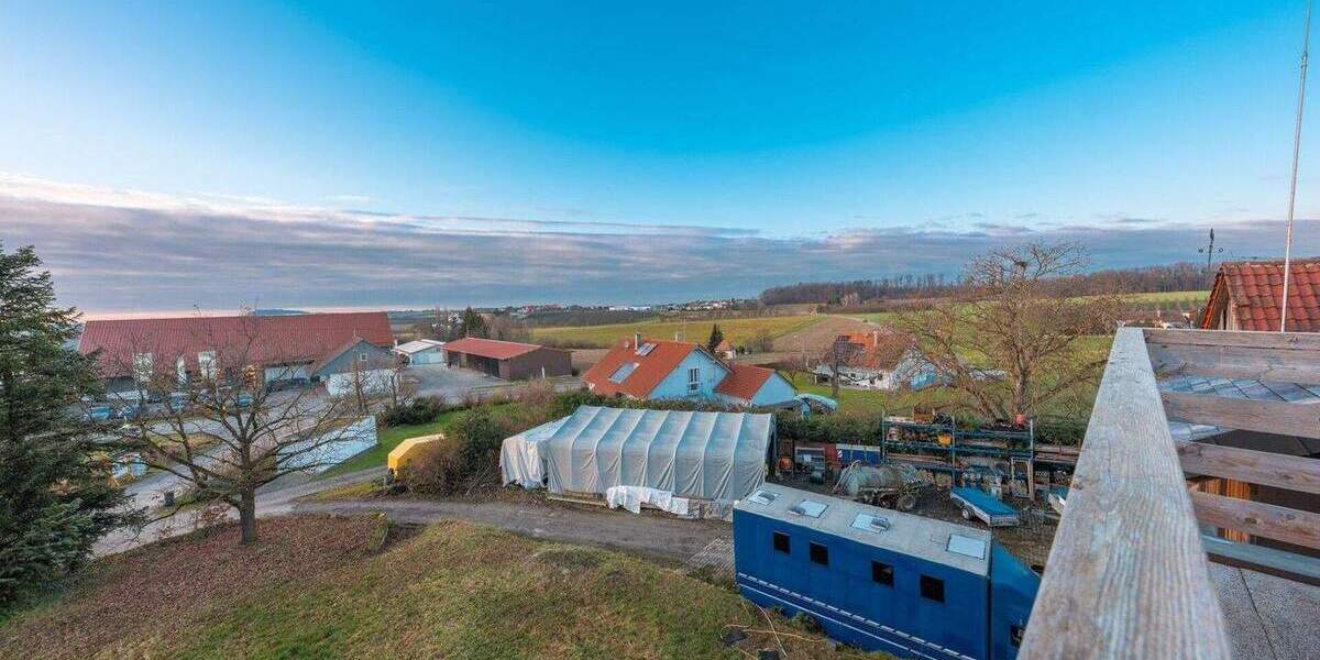 Helle Dachgeschosswohnung mit ausgebauter Bühne, Stellplatz und wunderschönem Ausblick auf die Felder von Leutenbach 4 zimmer