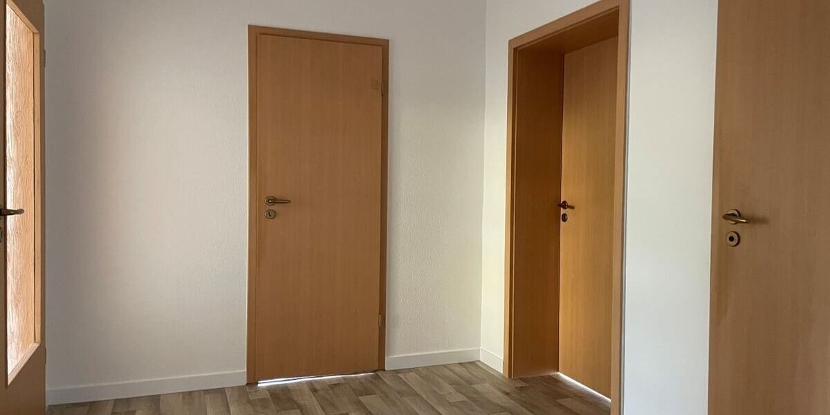 Zur ANLAGE: Komplett renoviert und modernisiert - mit Tageslichtbad, Balkon, Garage und Stellplatz! - Erdgeschoßwohnung Bärenstein Niederschlag | Angebot:26003489