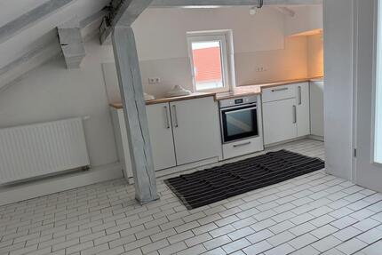 Moderne, möblierte 2-Zimmer-Dachgeschoßwohnung mit Balkon in zen