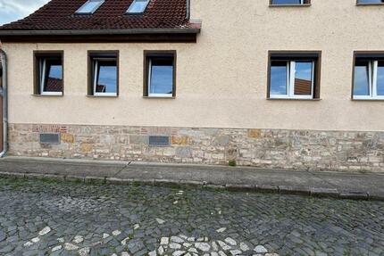 Haus mit Hof zur Miete in Hoym. Einfamilienhaus. Reihenhaus. 3 zimmer