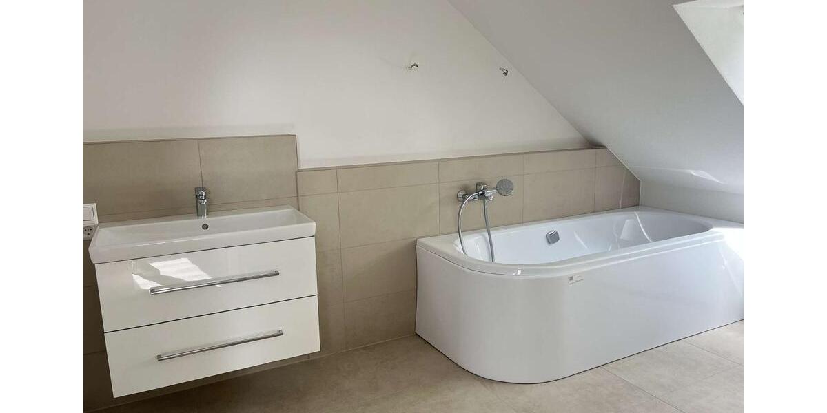 Modernisierte 4-Zi DG Wohnung 78 qm WF (Energieeffizienz B) 4 zimmer