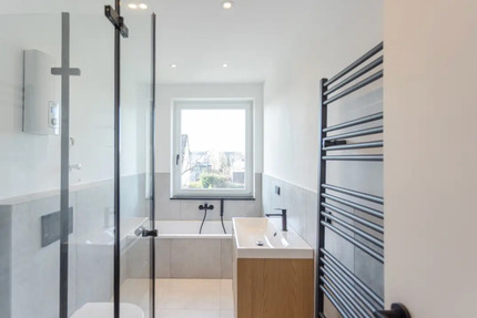 Modern renovierte 4 Zimmer Wohnung mit Tageslicht Bad