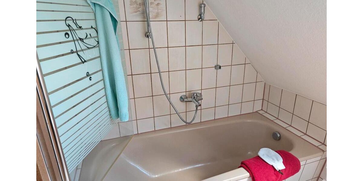 Vollmöbellierte Dachgeschosswohnung 2 Zimmer Küche Bad zimmer