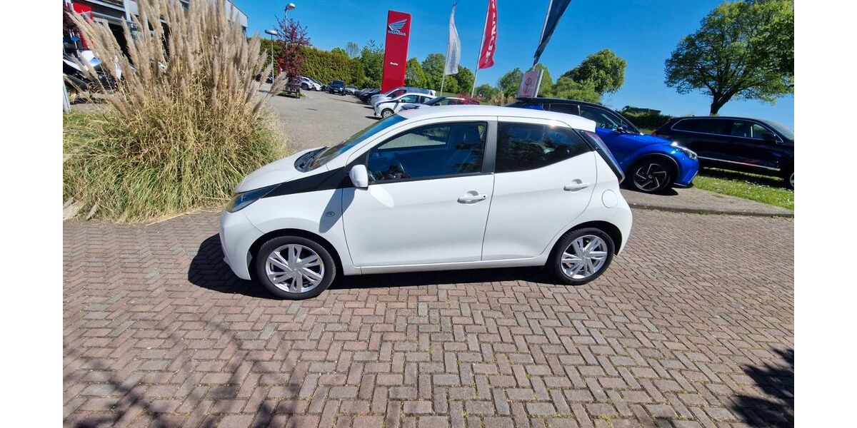 Toyota Aygo (X) 73.200 km 7.299 &euro; Ratingen 40882