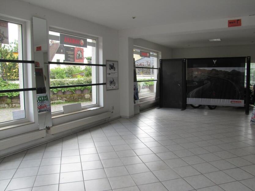 Gewerbefläche 115 m²-barrierefrei-große Schaufenster-Parkplatz