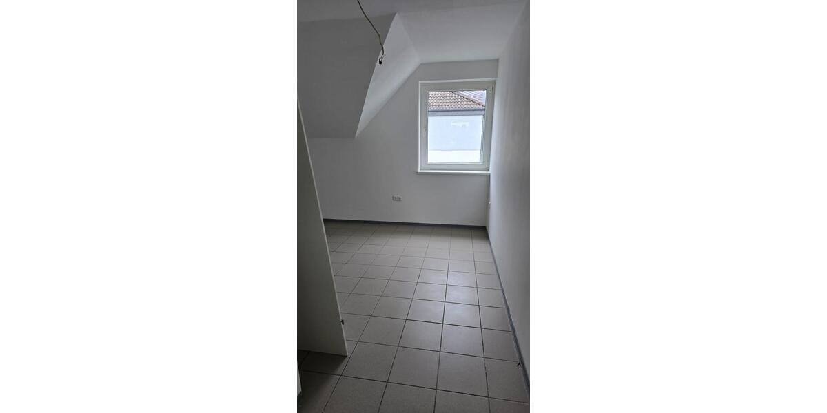 Dachgeschoßwohnung Hillesheim - 4 Zimmer, 97 m&sup2;, 850&euro; | Angebot:26478452