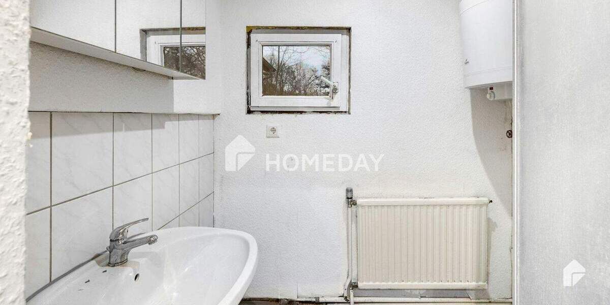 Teilsaniertes Einfamilienhaus mit großem Grundstück, Anbauten sowie 2 Garagen | BHV-Lehe 5 zimmer