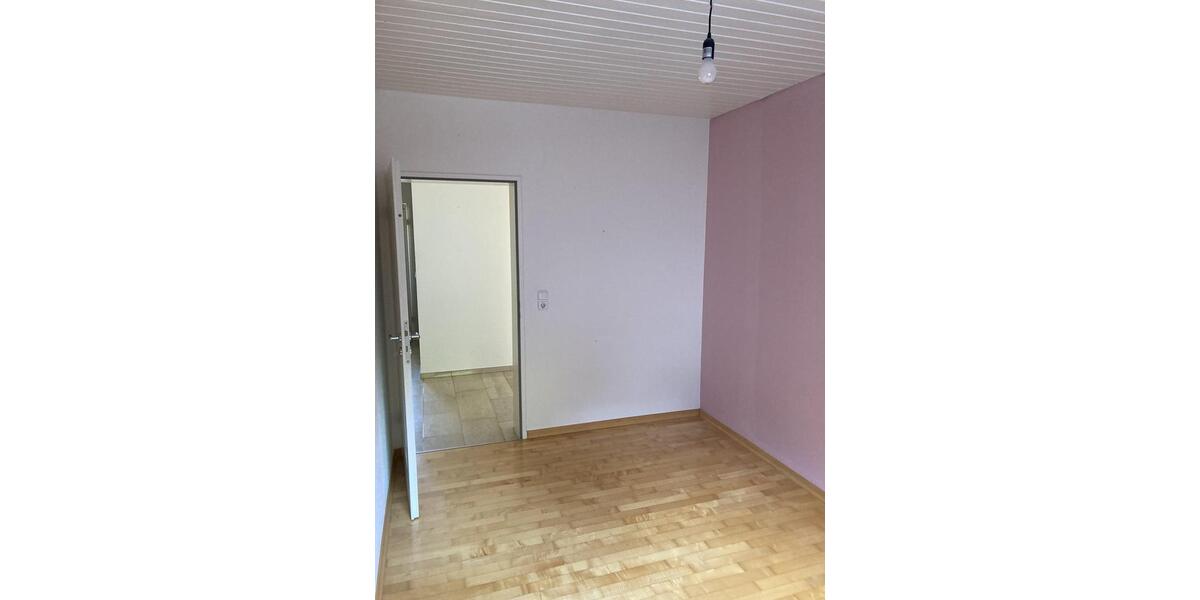 Dachgeschoßwohnung Kenn - 4 Zimmer, 109 m&sup2;, 1.050&euro; | Angebot:25355837