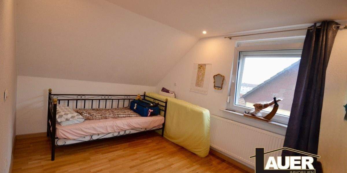 Doppelhaushälfte mit großem Garten in Saabrücken zu Verkaufen. 6 zimmer