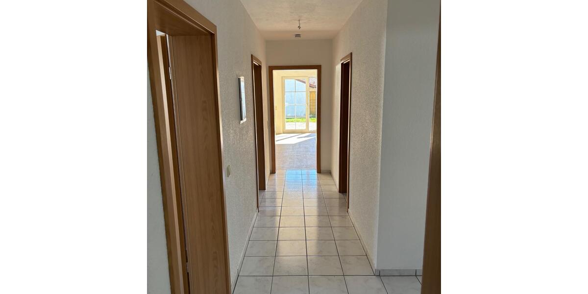 Erdgeschoßwohnung Hof - 3.5 Zimmer, 88 m&sup2;, 190.000&euro; | Angebot:26399008