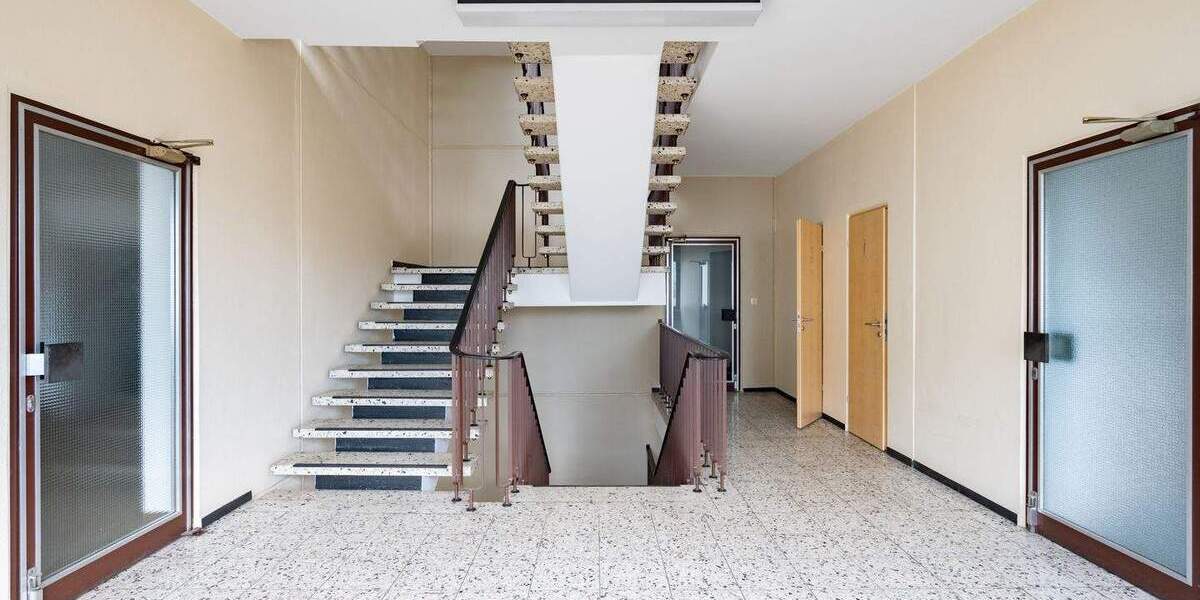 Lagerhalle mit LKW-Werkstatt und Bürogebäude zimmer