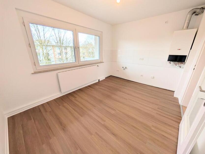 **Was will man mehr? +Balkon +frisch gestrichen +neuer Laminat +neues Tageslichtbad** zimmer