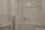 (12536 41) MGN: 2-Raum-Wohnung im Hochparterre mit einem runden WohnZimmerfenster, Laminatböden, Aufzug, Service inkl.