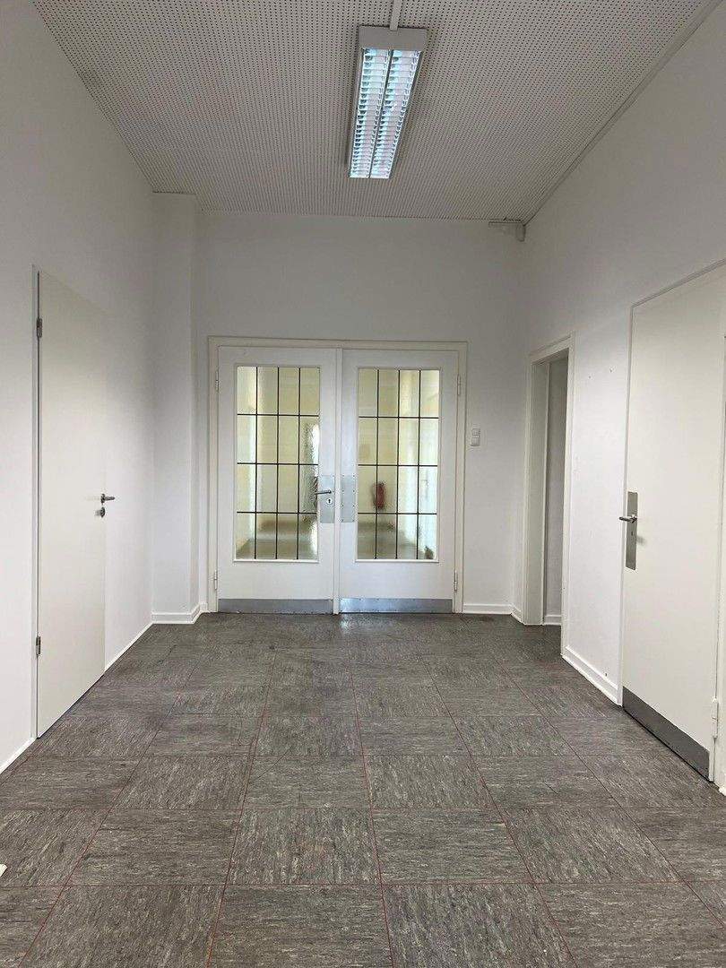 Geräumige Büro Praxisfläche im EG zimmer