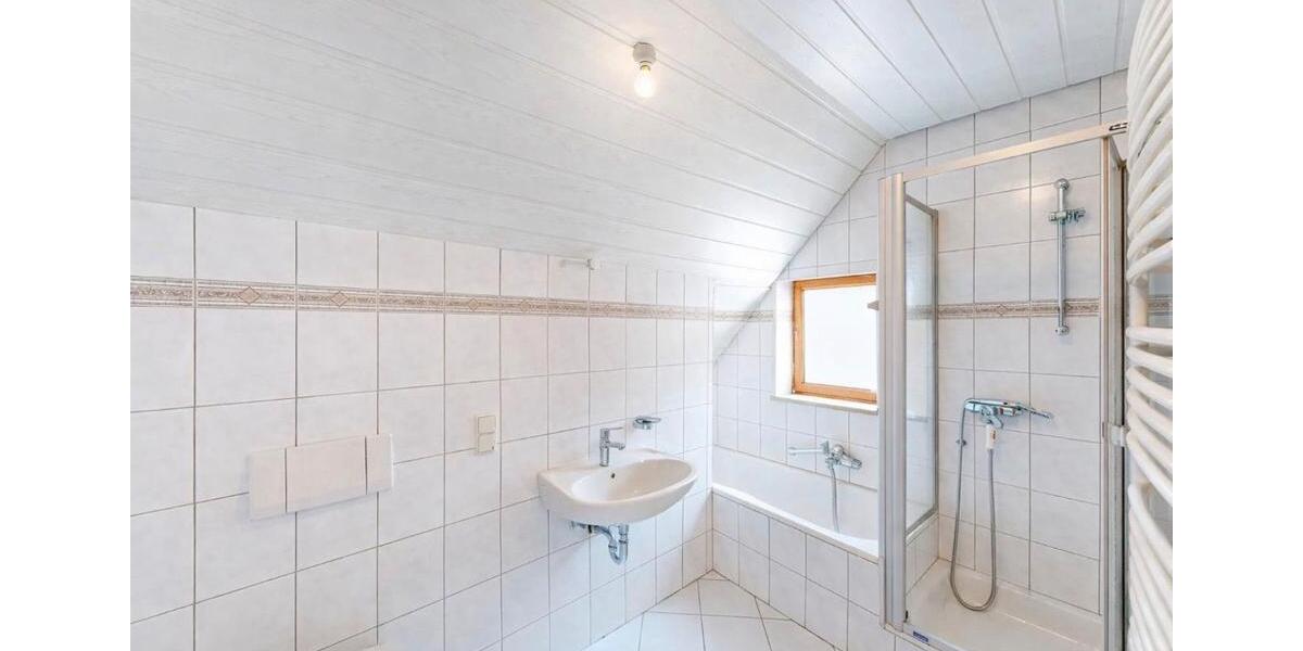 Dachgeschoßwohnung Ochsenfurt - 3 Zimmer, 69 m&sup2;, 940&euro; | Angebot:25404583