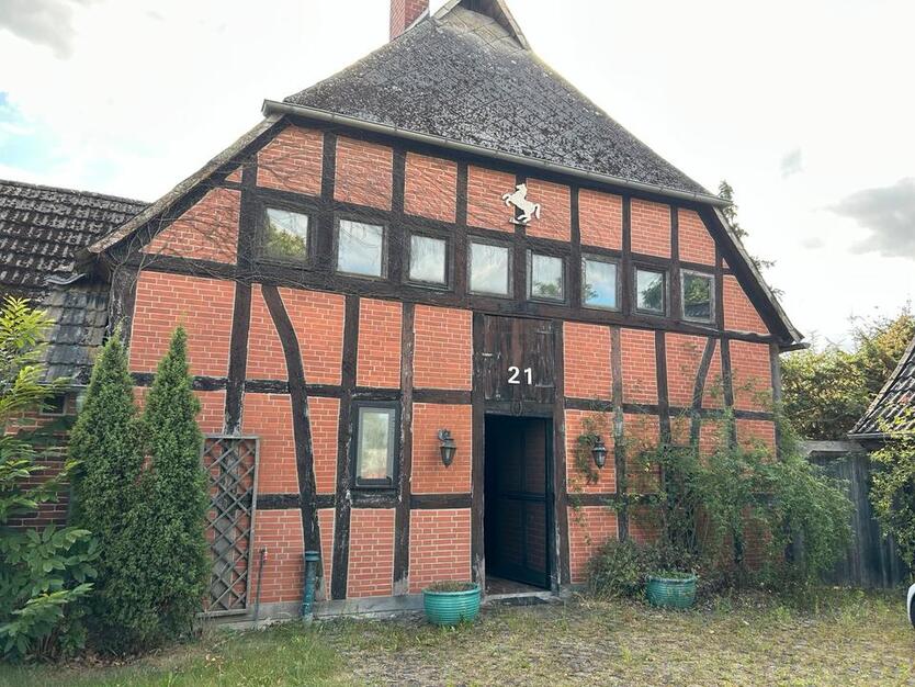 Schönes altes Fachwerkhaus auf großem Grundstück mit Nebengebäude