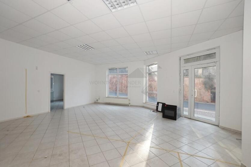 Geräumige Gewerbefläche mit Büro und Küche