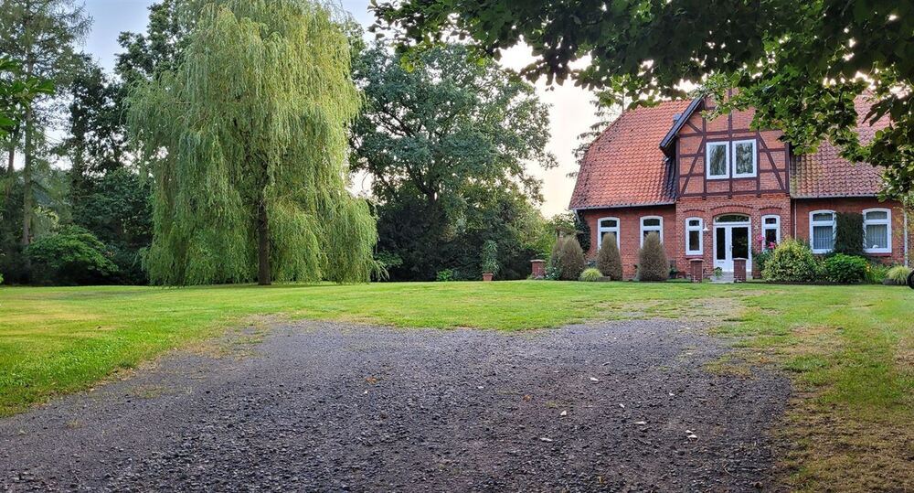 Historisches Niedersachsenhaus mit ca. 9,22 ha. Hof- u. arrondierte Ackerfläche in Alleinlage 6 zimmer